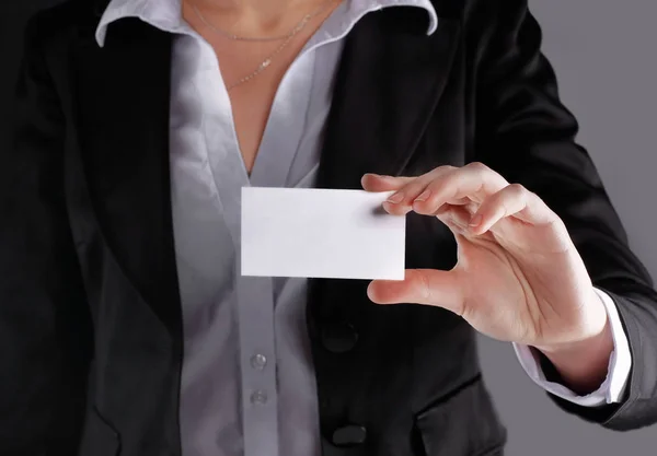 Stäng up.business kvinna visar tom business card.isolated på — Stockfoto