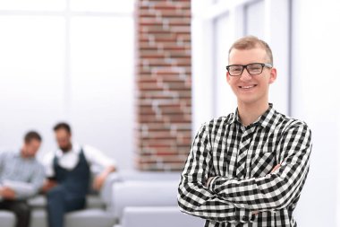 geniş ofiste ayakta ciddi genç adam