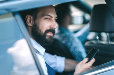 Onun Smartphone'da SMS okuma up.businessman kapatın