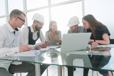Grup Genç Mimarlar ve tasarımcılar yeni bir proje tartışıyor.