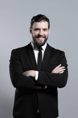 gri arka plan üzerinde başarılı bir businessman.isolated portresi
