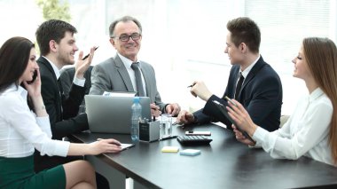 Finansal belgeler tartışan Yöneticisi ve iş grup