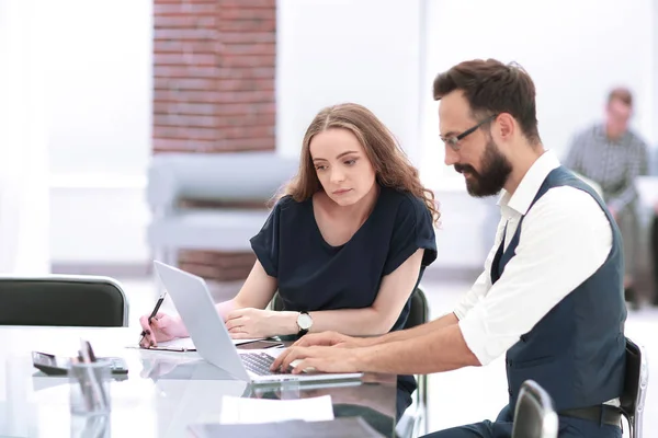 Colegas de negocios que utilizan un ordenador portátil en el lugar de trabajo . — Foto de Stock