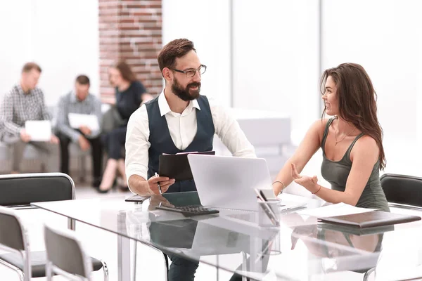 Colegas de negocios discuten temas de negocios sentados en el escritorio — Foto de Stock