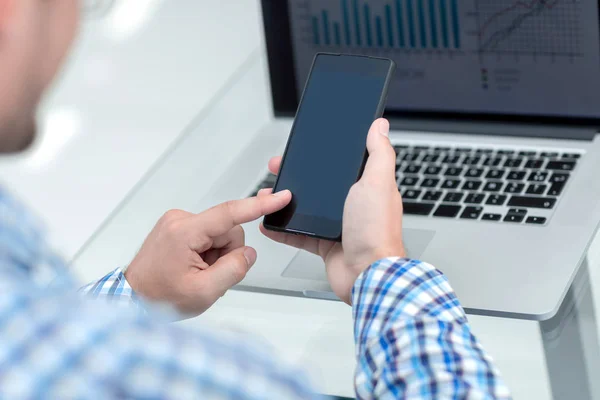 Close-up .business man kijkt naar het scherm van zijn smartphone — Stockfoto