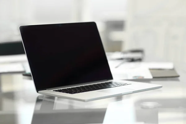 Fecha. laptop aberto na mesa de escritório  . — Fotografia de Stock