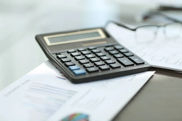 De près. calculatrice sur le bureau dans le bureau — Photo