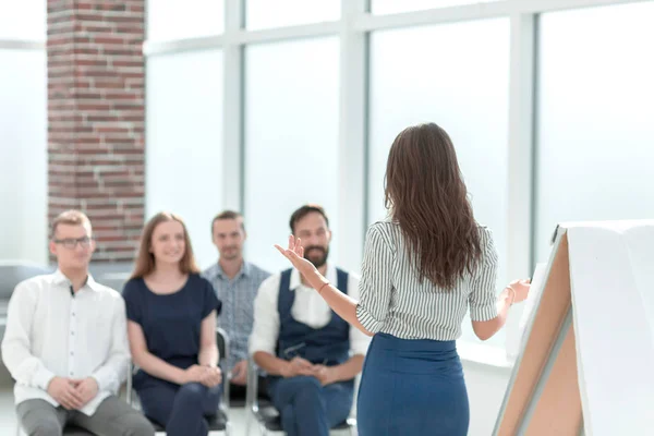 Mujer de negocios que conduce un seminario para su equipo de negocios —  Fotos de Stock