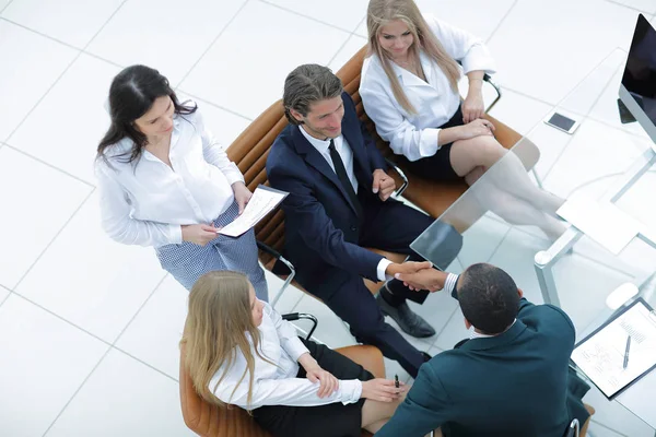 Stretta di mano di partner commerciali prima di una riunione di lavoro — Foto Stock