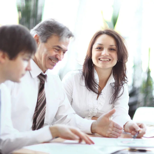 Nahaufnahme. Mitarbeiter, die im Büro mit Dokumenten arbeiten — Stockfoto