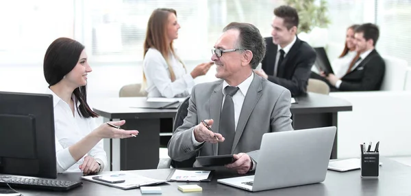 Uomo d'affari che analizza i grafici degli investimenti, del bilancio e del reddito sul posto di lavoro — Foto Stock