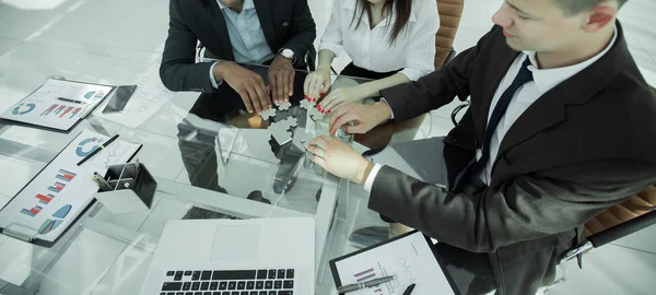 Groep van mensen uit het bedrijfsleven monteren van de stukjes van de puzzel — Stockfoto