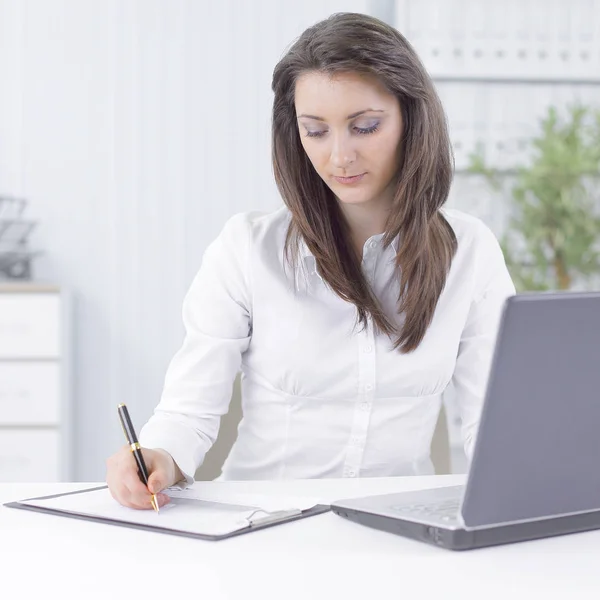 Affärskvinna analysera finansiella schemat. Foto med kopia utrymme — Stockfoto