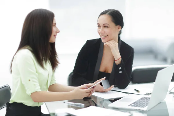 Zárja be a up.two üzleti nők, az irodában dolgozó kérdések megvitatásának — Stock Fotó