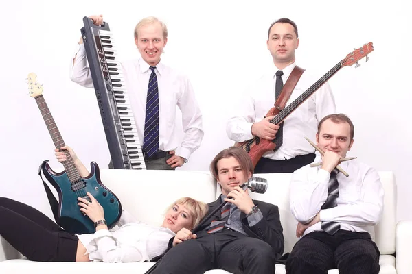 Гурт музикантів з інструментами. ізольовані на білому фоні — стокове фото