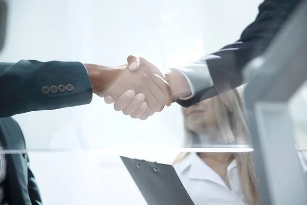 Bottom view.primo piano di un business handshake partner — Foto Stock