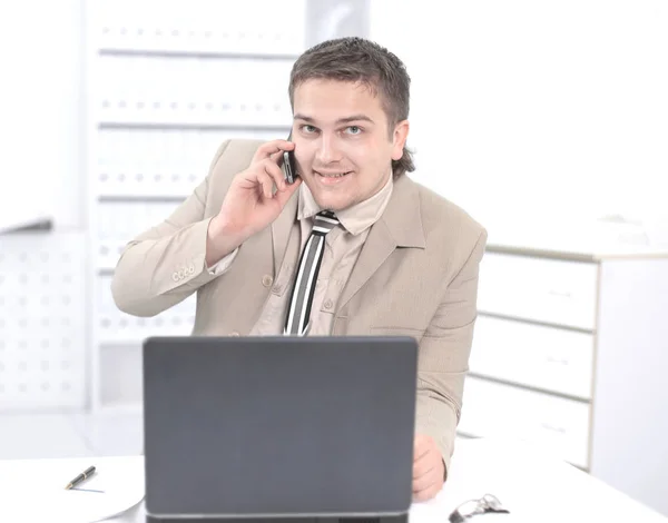 Empregado da empresa que trabalha no computador portátil no escritório . — Fotografia de Stock