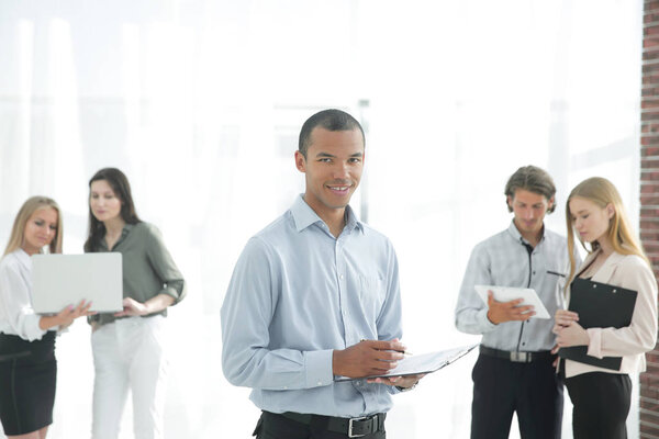 сотрудники компании перед встречей, стоящие в холле офиса
