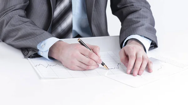 Hombre de negocios serio trabajando con documentos sentados en un escritorio . — Foto de Stock