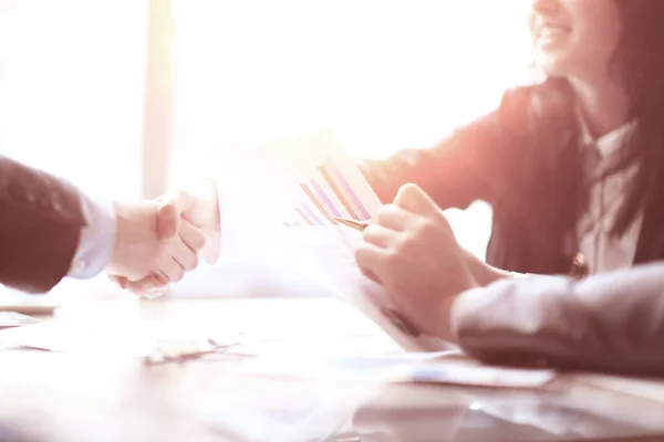 Close up. handshake business partners at the Desk — Stock Photo, Image