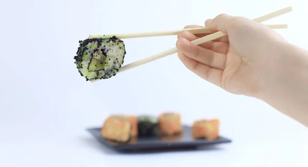 Rolos de sushi com paus brancos. Cozinha japonesa . — Fotografia de Stock