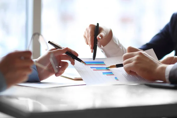 Close-up. het bedrijf-team analyseert de financiële gegevens. — Stockfoto