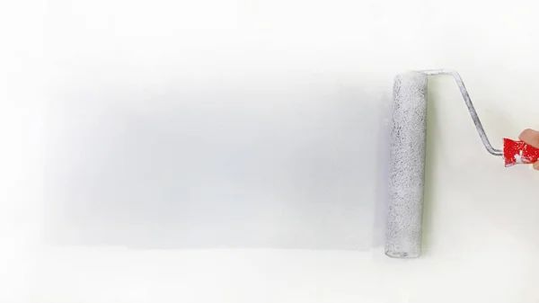 Vernice rullo pittura una striscia su uno sfondo bianco — Foto Stock
