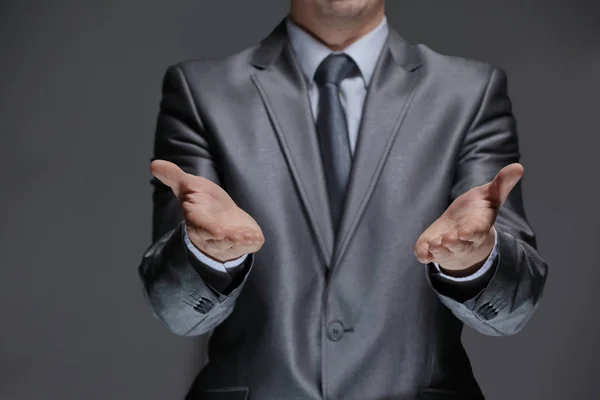 Close up.businessman mostrando palms.isolated abierto sobre fondo negro —  Fotos de Stock