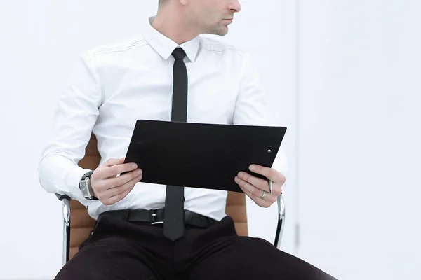 Empresário atencioso com área de transferência sentado na cadeira de escritório — Fotografia de Stock