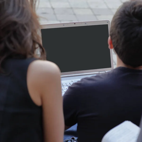 Ein paar Studenten schauen auf den Laptop-Bildschirm. — Stockfoto