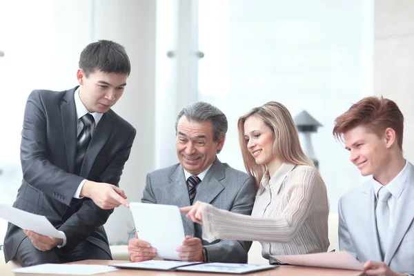 Project Manager och business-team använder en digital tablett för att få driftinformation — Stockfoto