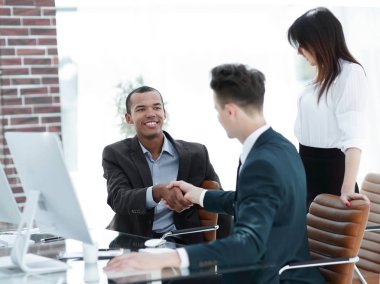 karşılıklı iş adamları ofiste masa başında