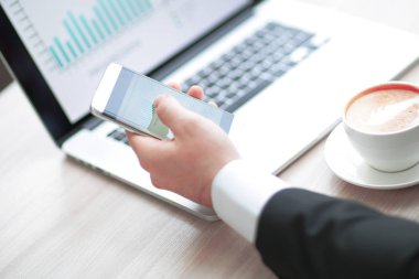 portre. onun masasında dizüstü bilgisayar üzerinde çalışan iş adamı