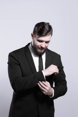 ciddi iş adamı onun kol gömleğinin kolunda ayarlama
