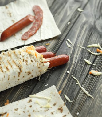 Shawarma sosis pişirme. kopya alanı ile dikey fotoğraf