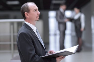 işadamı ile bir çalışma belgesi okuma Pano.