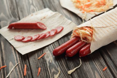 sosis Shawarma.photo zekâ Pide bread.preparation içinde sarılmış