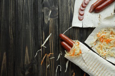 lahana turşusu ve Pide bread.photo kopya alanı ile sosis