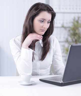 kolay kadın işçiye masasında oturan.