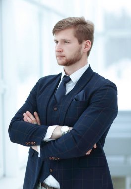 ofis pencere duran dalgın genç işadamı