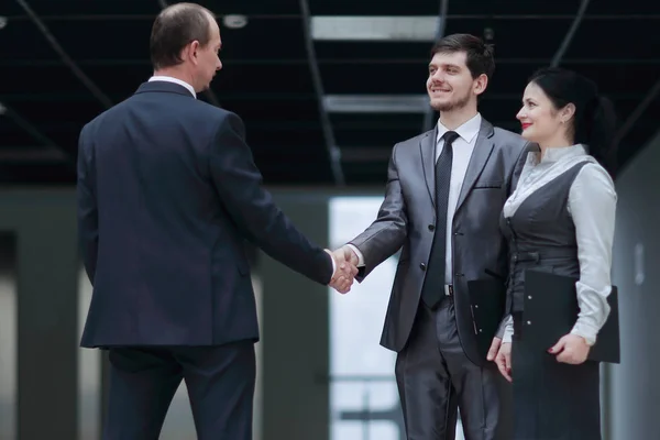 Kaufmann und Assistent treffen Geschäftspartner im Büro — Stockfoto