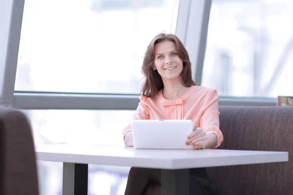 Женщина-консультант с помощью цифрового планшета на рабочем месте в офисе — стоковое фото