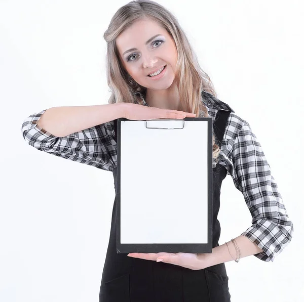 Jovem mulher de negócios mostrando folha em branco. isolado em branco — Fotografia de Stock