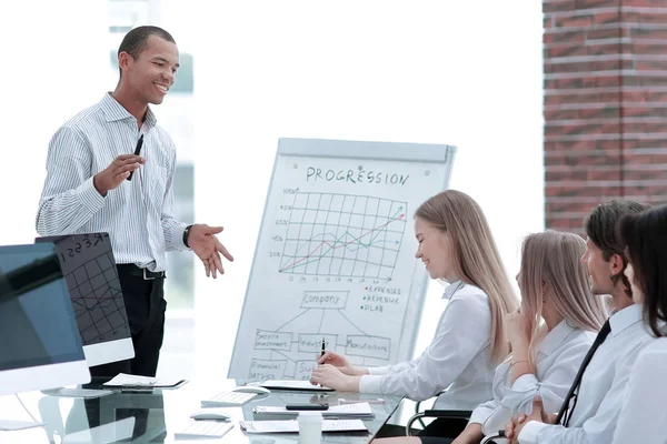 Spreker over nieuwe ideeën op de bijeenkomst — Stockfoto