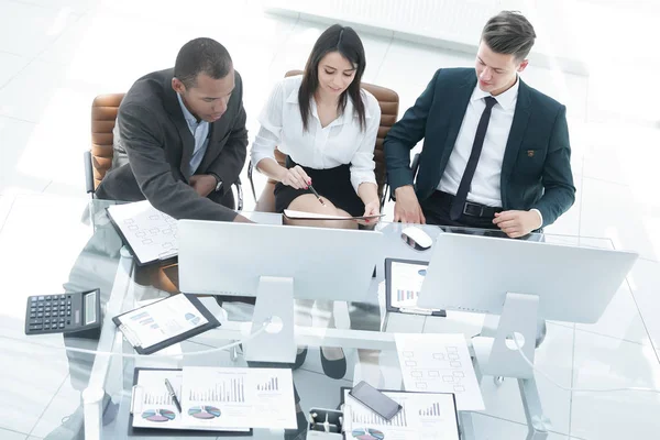 Professional business team sitting at Desk in the office — Stock Photo, Image