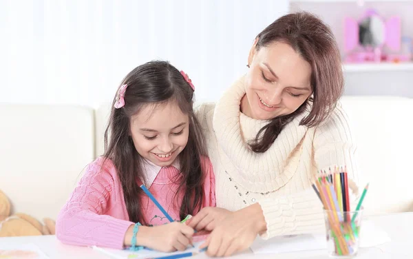 Close up.mom ayuda a su hija pequeña a dibujar un cuadro — Foto de Stock