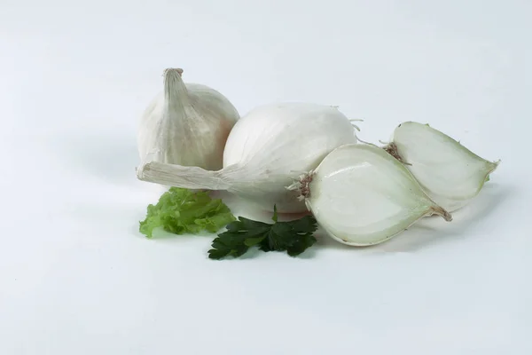Several heads of white onions .isolated on a white — Stock Photo, Image
