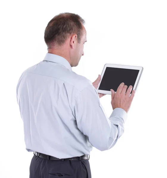 Rückansicht: Geschäftsmann mit digitalem Tablet. isoliert auf weiß — Stockfoto