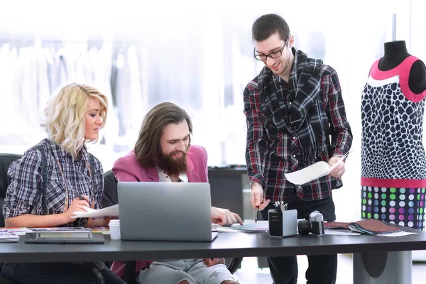 Equipo de diseñadores discutiendo nuevas ideas en el estudio — Foto de Stock