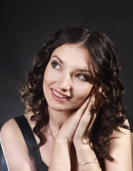 Close-up portret van een mooie jonge vrouw. — Stockfoto